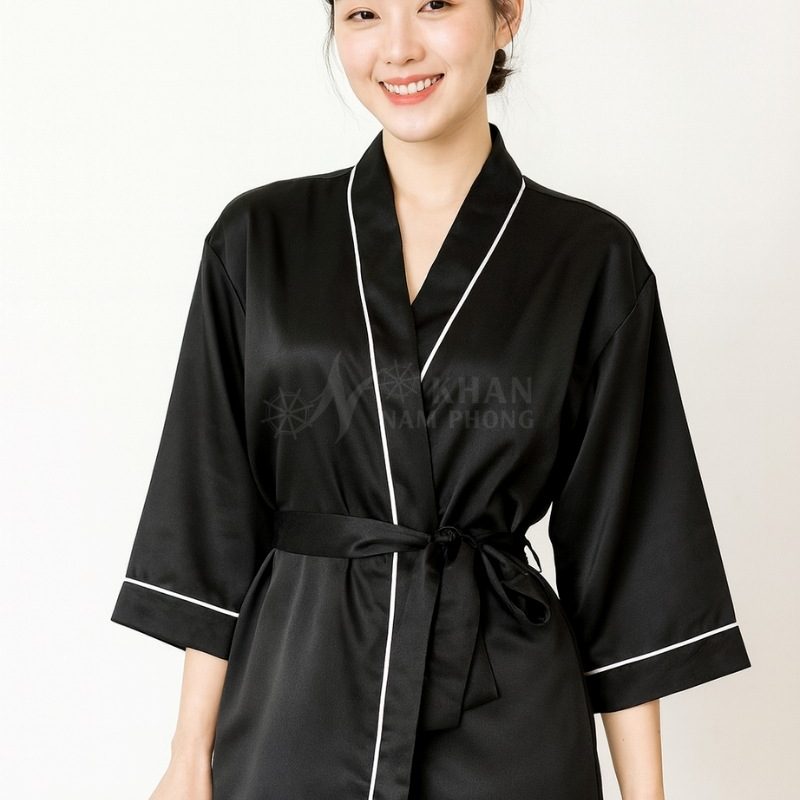 Áo Choàng Tắm Spa Màu Đen Lụa Hàn Quốc Thêu Logo The Hari Beauty & Spa Freesize
