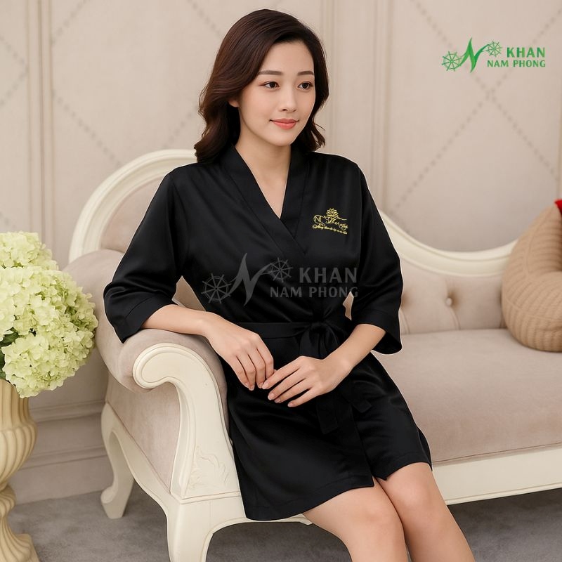 Vì sao áo choàng tắm màu đen lại được ưa chuộng?