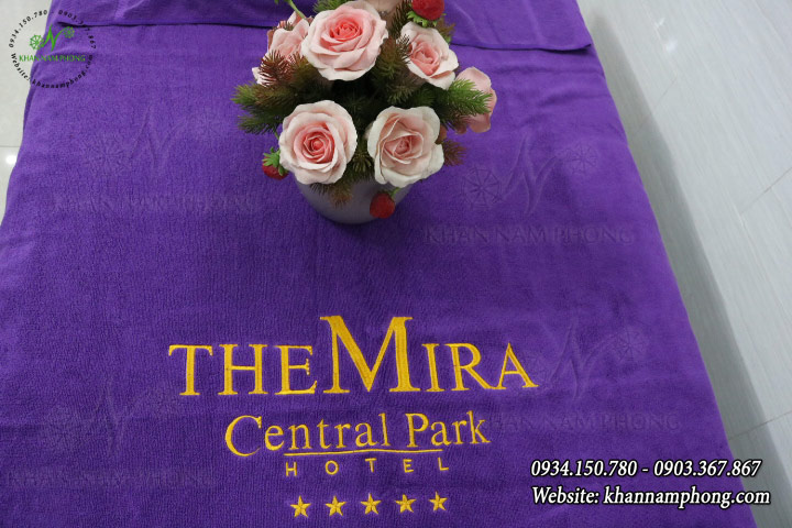 Mẫu khăn trải giường The Mira - Tím có thêu Logo (Cotton)