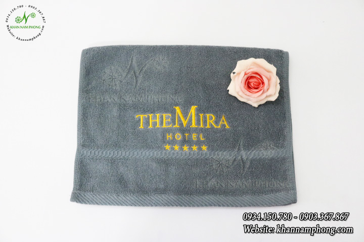 Mẫu khăn mặt The Mira - Màu Xám có thêu Logo - (Cotton)