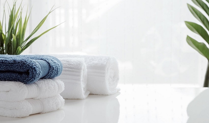 Giặt khăn thường xuyên để đảm bảo khăn không có mùi