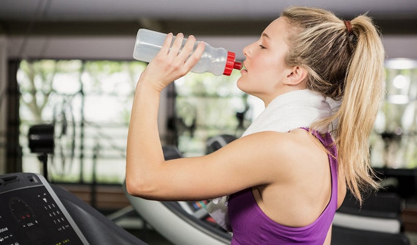 Uống nước là việc làm cần thiết nếu bạn muốn tập gym