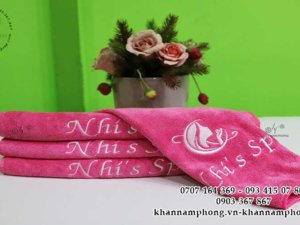 khăn của Nhi's Spa màu hông chất liệu kết hợp Microfiber và Cotton
