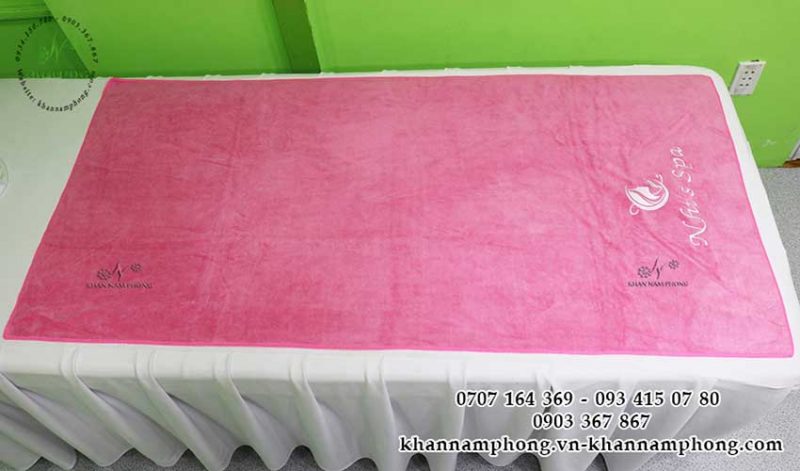 khăn của Nhi's Spa màu hông chất liệu kết hợp Microfiber và Cotton