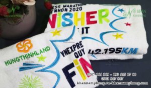 Khăn cotton trắng 70x140cm thêu logo giải chạy Marathon Quy Nhơn, quà tặng nhà tài trợ phát cho vận động viên