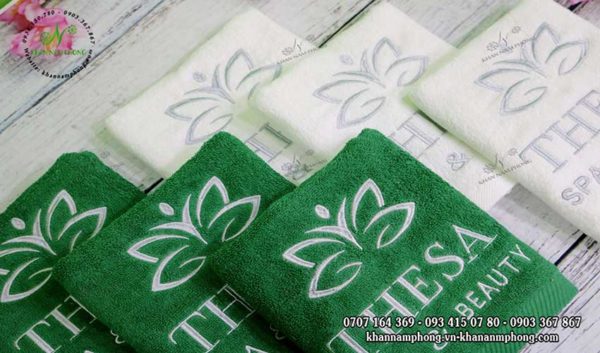 Khăn quấn tóc của THESA Spa & Beauty chất liệu Cotton, màu Trắng và xanh lá
