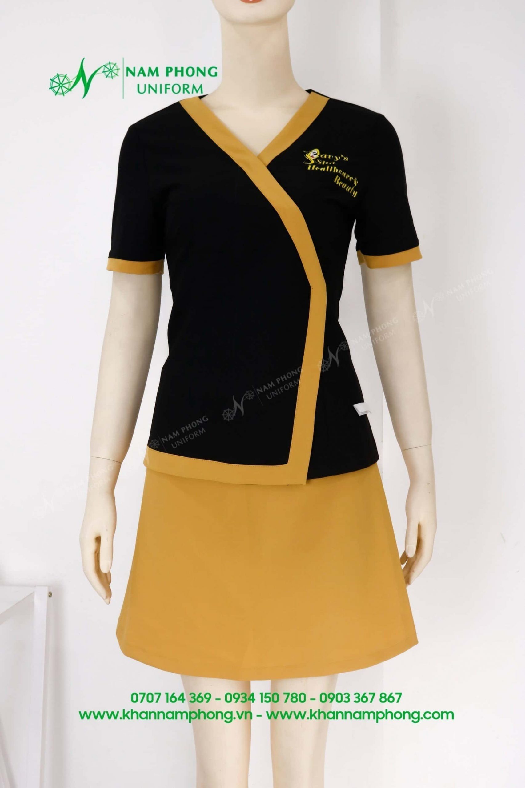 Đồng Phục Spa Dạng Váy Màu Vàng Kết Hợp Áo Đen Viền Áo Màu Vàng Tạo Điểm Nhấn