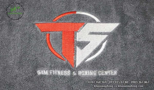Khăn Gym của Tân Sơn gym fitness màu xám chất liệu cotton.