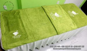 Khăn trải giường của Heaven beauty & Spa màu xanh cốm