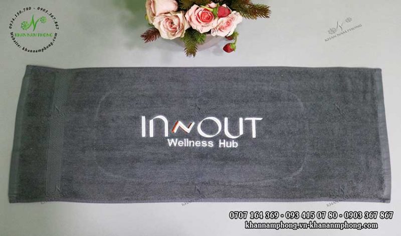 Khăn IN n OUT wellness Hub màu xám chất liệu Cotton