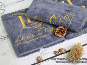 Khăn Spa của Viện phun xăm Linh Thy màu xám, chất liệu Microfiber