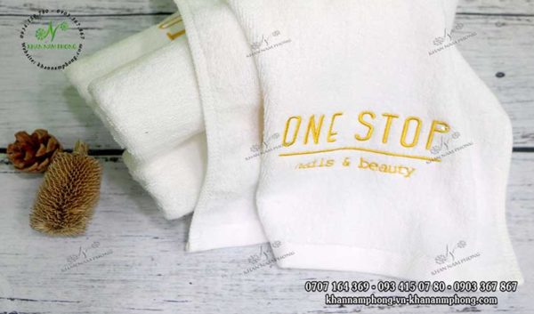 Khăn nails của One Stop Nails & Beauty màu trắng, chất liệu Cotton