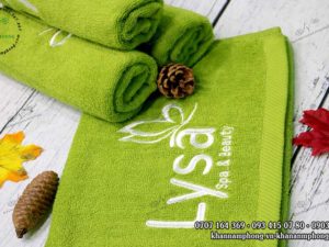 Khăn mặt của Lysa Spa & Beauty màu xanh cốm, chất liệu cotton