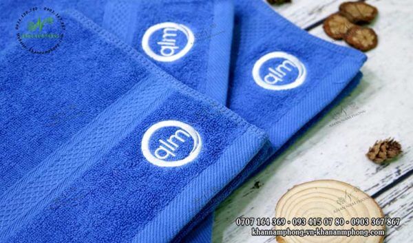 Khăn doanh nghiệp của QLM - Hoàng Hà Label Co.LTD màu xanh dương, chất liệu cotton