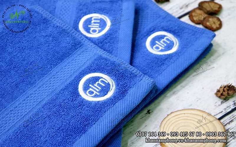Khăn doanh nghiệp của QLM - Hoàng Hà Label Co.LTD màu xanh dương, chất liệu cotton