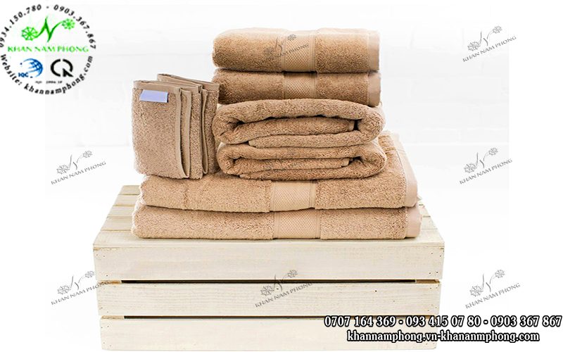 Hình ảnh chụp chính diện Bộ Khăn Khách Sạn Cotton 100% Màu Nâu Nhạt Dệt Thêu Logo (Khăn Mặt 34x70 & Khăn Tắm 70x140) chất liệu Cotton tự nhiên cao cấp Khăn Nam Phong