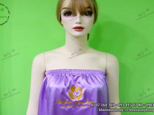 Váy quây của Hoàng Kim spa chất liệu Lụa màu tím