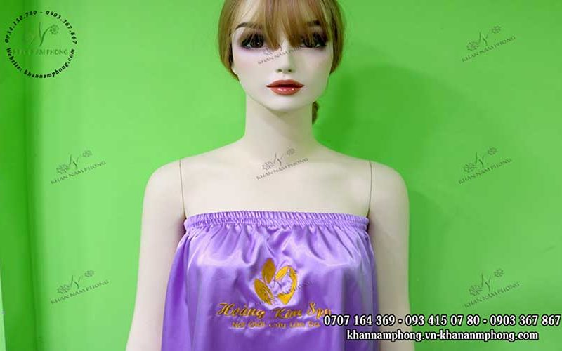 Váy quây của Hoàng Kim spa chất liệu Lụa màu tím