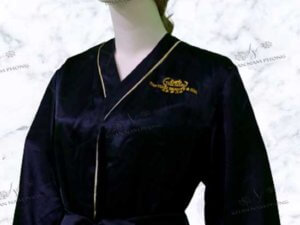 Áo choàng Spa The Hari Beauty & Spa màu đen với chất liệu phi bóng