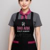 Người mẫu kỹ thuật viên trải nghiệm sử dụng Tạp Dề Đào Tạo Thẩm Mỹ Màu Đen Phối Hồng Cotton Lạnh Cổ tại xưởng Khăn Nam Phong