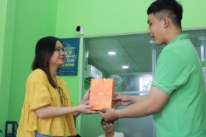 Lễ trao quà tặng 8/3 cho nhân viên công ty - KHAN NAM PHONG