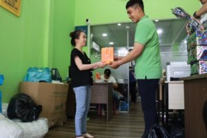 Lễ trao quà tặng 8/3 cho nhân viên công ty - KHAN NAM PHONG