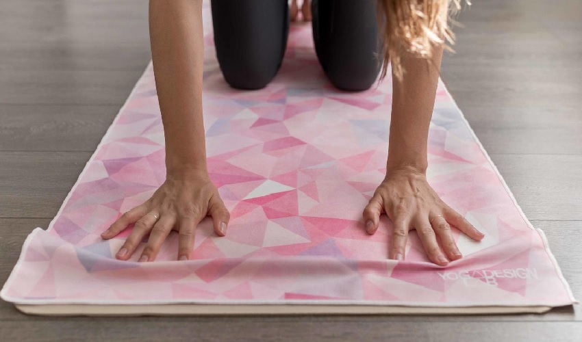 Cách trải khăn yoga đúng chuẩn