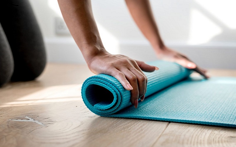 Cách trải khăn và thảm yoga cần biết