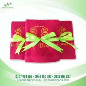 Quy cách đóng gói hộp quà cao cấp thắt nơ ruy băng Khăn Tắm Quà Tặng Thêu Logo DollyBeaty Màu Hồng tại xưởng Khăn Nam Phong