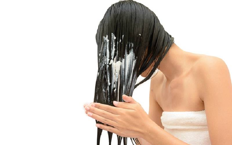 Người dùng nên lựa chọn dầu xả chất lượng có nhiều dưỡng chất tốt cho tóc