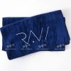 Cận cảnh thớ sợi dệt và đường may viền 4 cạnh Khăn gội đầu spa microfiber xanh dương 40x80cm 125g tại xưởng Khăn Nam Phong