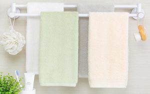 Phơi khăn tắm nhỡ ở nơi thoáng mát trước khi sử dụng