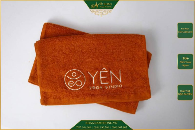 Khăn cotton màu bò thêu logo màu trắng cực kì nổi bật