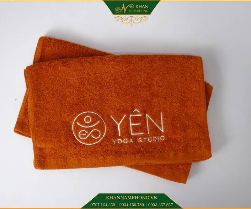 Khăn cotton màu bò thêu logo màu trắng cực kì nổi bật