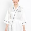 Hình ảnh chụp chính diện Áo Choàng Tắm Spa Lụa Phi Bóng Màu Trắng Sữa [Mẫu Thêu Logo Nanaco Spa] thiết kế dáng kimono sang trọng Khăn Nam Phong