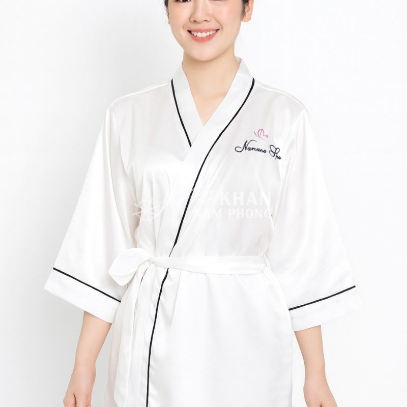 Áo Choàng Tắm Spa Lụa Phi Bóng Màu Trắng Sữa Freesize Thêu Logo Nanaco Spa