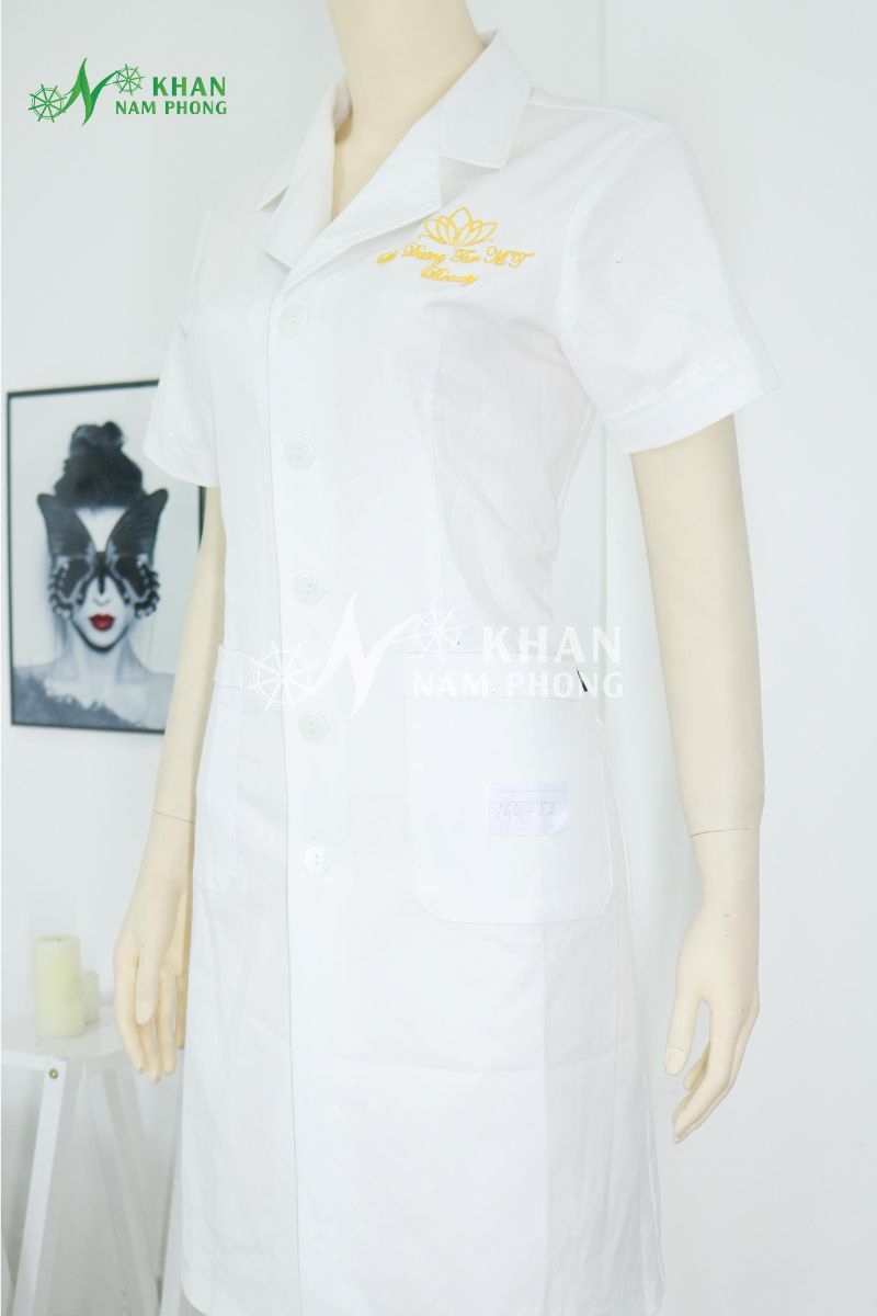 Áo blouse trắng ngành y thêu logo theo yêu cầu giá tại xưởng