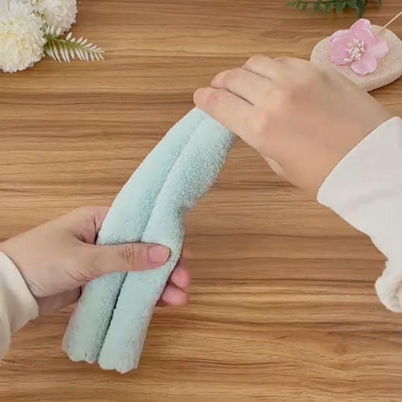 Xoắn khăn lại để tạo hình gấu Xoắn khăn lại để tạo hình gấu