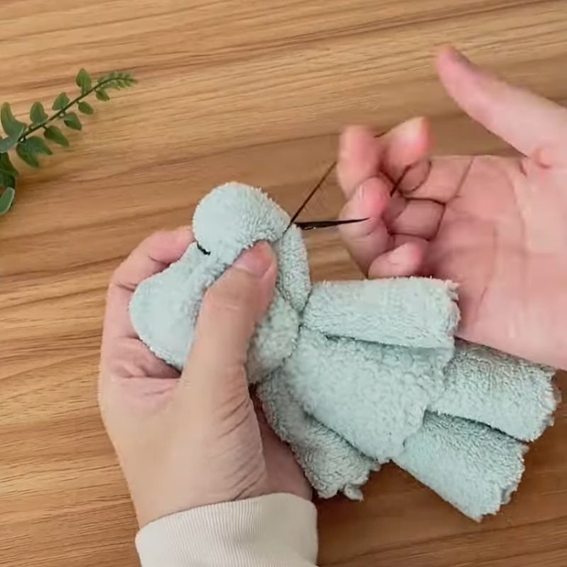 Dùng chun cố định hình dạng gấu Dùng chun cố định hình dạng gấu