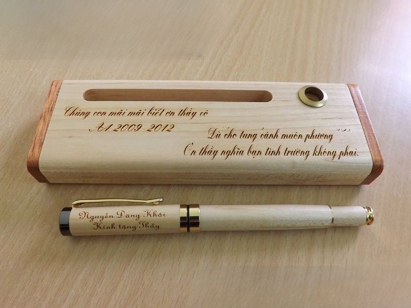 Bút khắc tên làm quà tặng thầy cô khi ra trường