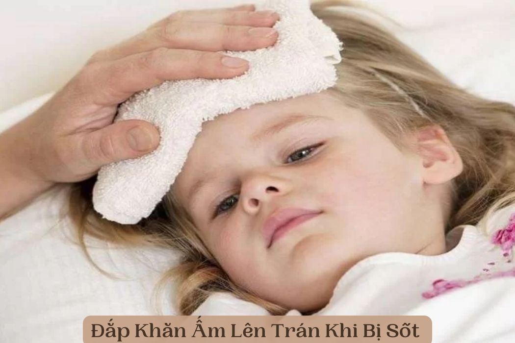 Đắp khăn ấm lên trán khi bị sốt là phương pháp được sử dụng ở nhiều đối tượng