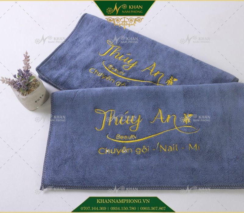 Cận cảnh thớ sợi dệt và đường may viền 4 cạnh Khăn gội đầu, khăn ủ tóc spa microfiber xám và da bò tại xưởng Khăn Nam Phong