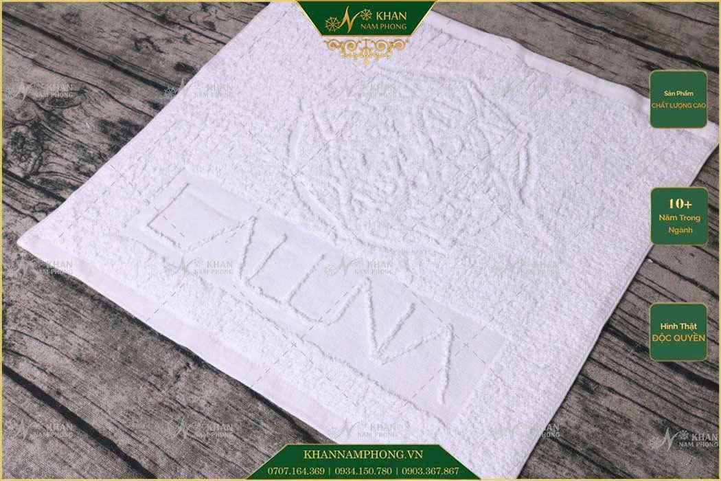 Khăn tay chất liệu cotton được dập nổi logo ấn tượng