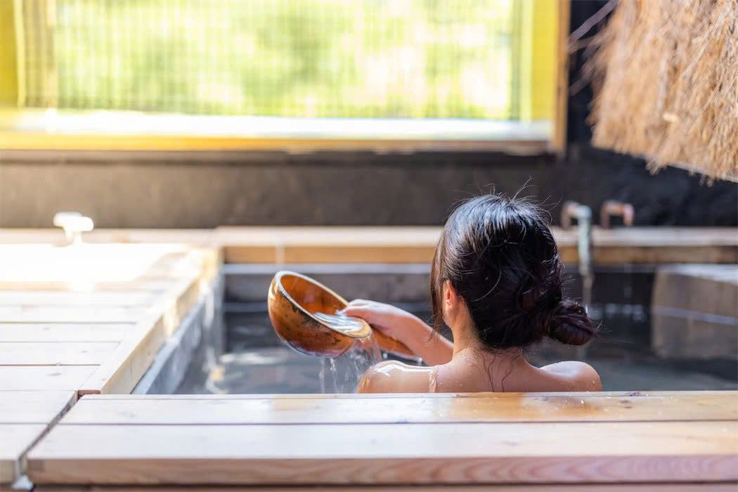 Ngâm mình trong suối nóng onsen