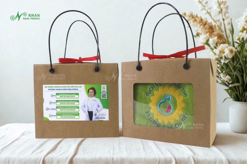 Set khăn tắm quà tặng cotton cao cấp ngày 20/10 cho công nhân, nhân viên uy tín, đóng hộp kraft quai xách, dán decal theo yêu cầu