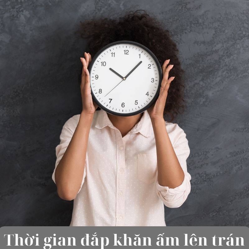 Thời gian đắp khăn ấm lên trán