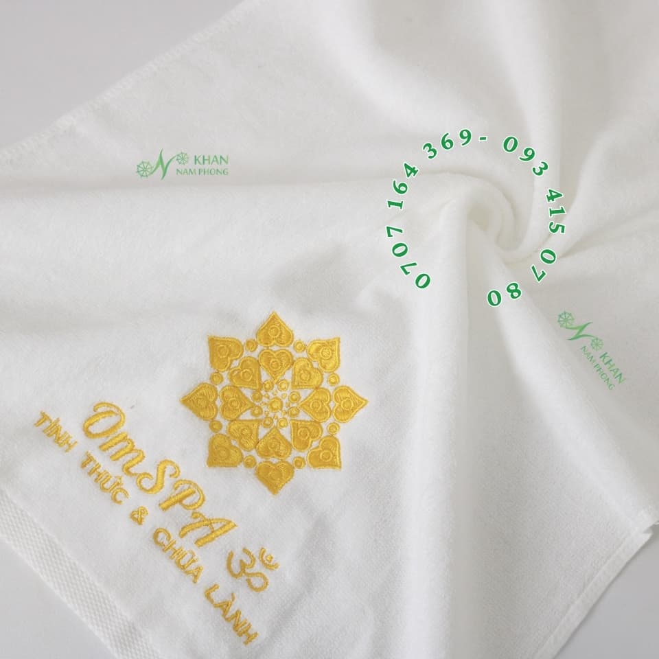 Khăn tắm thêu logo vàng trên nền khăn trắng cực nổi bật