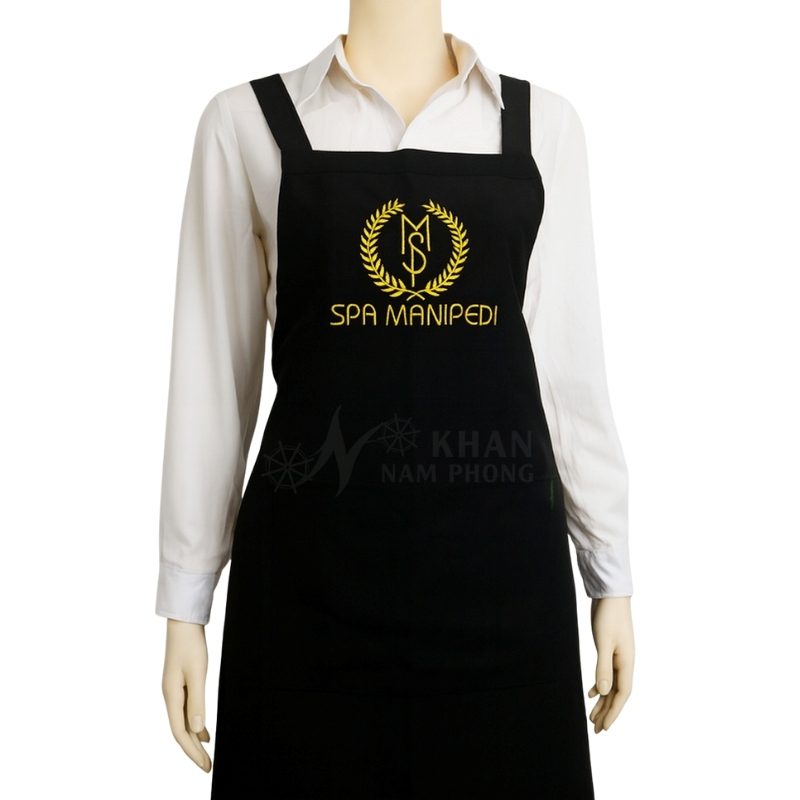 Tạp Dề Spa Màu Đen Cotton Lạnh Cổ Vuông Freesize Thêu Logo Manipedi – Khăn Nam Phong