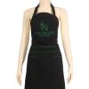 Người mẫu kỹ thuật viên trải nghiệm sử dụng Tạp Dề Spa Màu Đen Cotton Lạnh Cổ Yếm Freesize Thêu tại xưởng Khăn Nam Phong