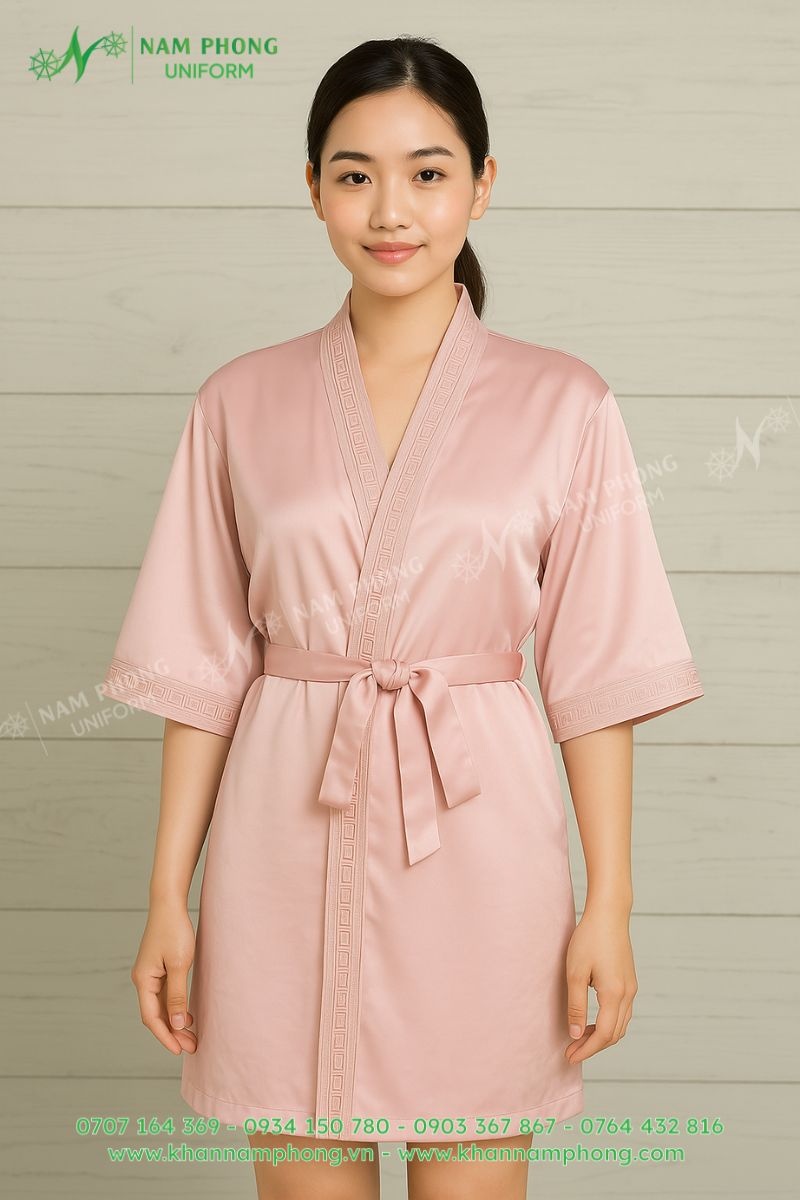 Áo choàng tắm màu hồng chất liệu lụa phi bóng cho dáng đồng hồ cát